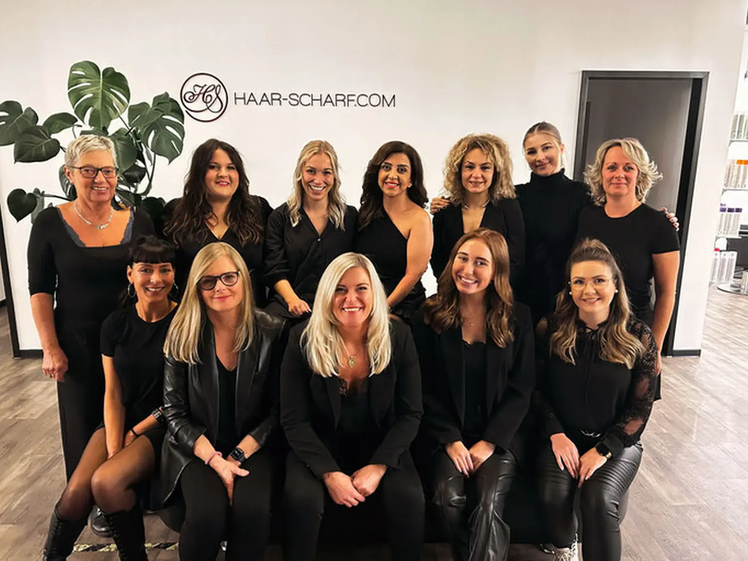 HAAR-SCHARF - Friseursalon - Gruppenfoto der Mannschaft